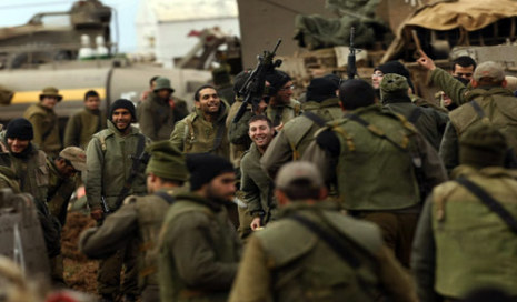 جنود إسرائيليون يتجمعون عند الحدود مع قطاع غزة أول من أمس.