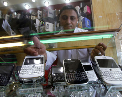 سعودي يعرض هواتف بلاك بيري في متجره بمدينة جدة
