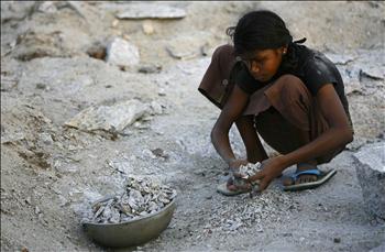 فتاة سريلانكية تجمع الغرانيت في قرية تمبالا، شرقي كولومبو، بعد تحول الكثير من الفلاحين في القرية إلى هذا العمل، بعد جفاف أراضيهم، لقاء 2,5 دولار في اليوم 