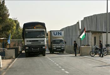 شاحنات تابعة للأمم المتحدة تنقل بضائع إلى غزة عبر معبر كرم أبو سالم في جنوبي القطاع أمس