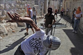 شبان فلسطينيون يتصدون لقمع الاحتلال في حي رأس العمود في القدس المحتلة أمس