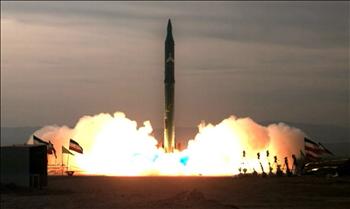 صاروخ «سجّيل ـ 2» ينطلق من مكان غير محدّد في إيران أمس.