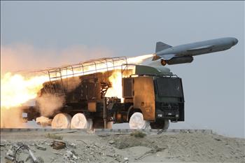 صاروخ «صاعقة» أرض ـ بحر خلال انطلاقه في اختتام مناورات الحرس الثوري الإيراني في مضيق هرمز أمس.