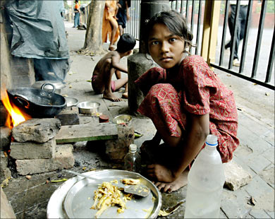 طفلة هندية تعيش في كلكوتا تطبخ وجبة في اليوم العالمي لمكافحة الفقر
