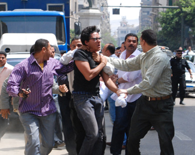 ناصر من الشرطة المصرية بلباس مدني فرقوا المتظاهرين بالقوة واعتقلوا عددا منهم