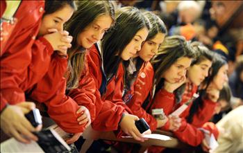 فتيات استراليات يستمعن الى عظة دينية في كنيسة القديس باترك في سيدني لمناسبة اليوم العالمي للشباب الكاثوليكي