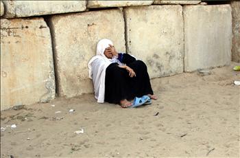 فلسطينية تنتظر الإفراج عن ابنها من أحد سجون غزة لمناسبة عيد الفطر أمس
