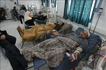 فلسطينيون يتلقون العلاج في مستشفى الشفاء في غزة أمس