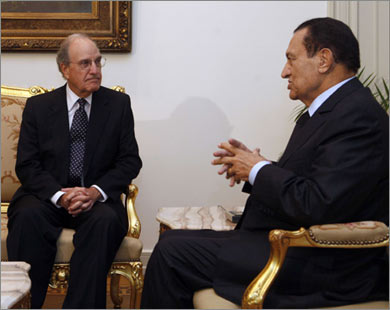ميتشل (يسار) أطلع مبارك على جهوده لاستئناف المفاوضات