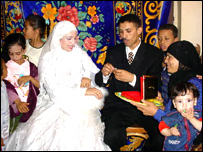 يعاني الاباء في الريف المصري من ارتفاع تكلفة زفاف بناتهم