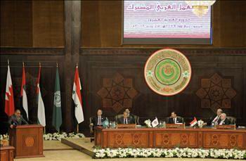 المعلم والأسد وموسى (من اليمين إلى اليسار) يستمعون إلى كلمة نائب الرئيس العراقي عادل عبد المهدي في الجلسة الختامية للقمة العربية في دمشق أمس