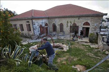 طلاب دينيون من مدرسة «بيت اوروت» يقومون بأعمال التنظيف أمام مبنى المدرسة حيث ستقام أربعة مبان استيطانية جديدة، في القدس المحتلة أمس