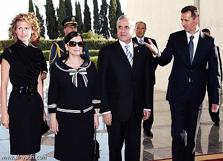 الرئيس الأسد وعقيلته في استقبال الرئيس اللبناني وعقيلته في زيارة سابقة إلى دمشق
