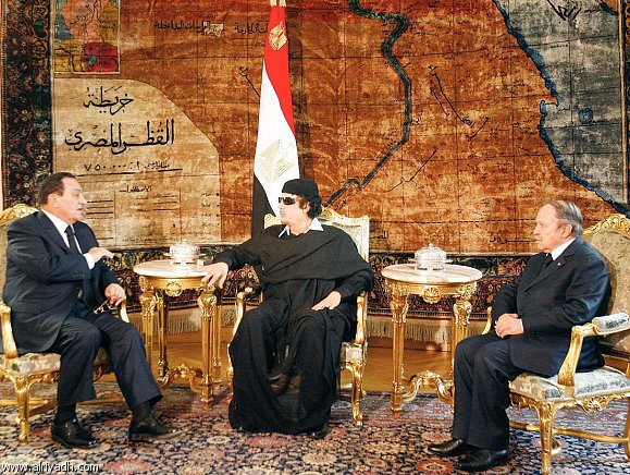 الرئيس الليبي معمر القذافي يتوسط الرئيسين: الرئيس الجزائري بوتفليقة (يمين)  والرئيس المصري مبارك (يسار). 