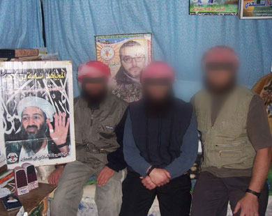 أعضاء القاعدة بفلسطين يعلقون صور أسامة بن لادن 