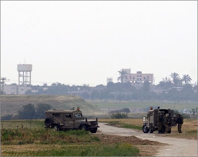 جنود إسرائيليون بالقرب من الحدود مع غزة