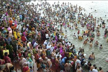 وفي الهند، تدفق هندوسيون الى نهر يامونا المقدس يغتسلون بمائه ويصلون طلباً للحماية والطمأنينة بسبب خوفهم من »آثار سلبية« لكسوف الشمس الذي كان جزئياً في شمالي الهند 