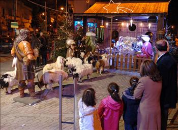 مواطنون يتفرجون على «مغارة الميلاد» في ساحة ساسين ـ الأشرفية عشية احتفال لبنان بهذا العيد رغم تلبد الأجواء السياسية