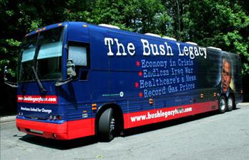 حافلة «إرث بوش»، وكتب عليها: الاقتصاد في أزمة، حرب لا تنتهي في العراق، فوضى في الرعاية الصحية، أسعار نفط قياسية