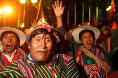 زعماء للسكان الأصليين يحتفلون بمصادقة مجلس الشيوخ البوليفي على توزيع الأراضي