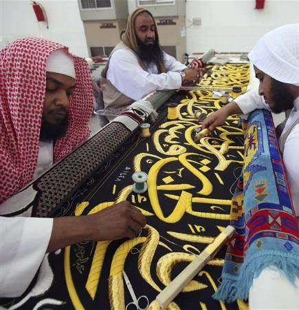 عمال يطرزون كسوة الكعبة في مكة يوم الأحد