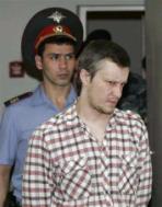 الكسندر بيتشوشكين وخلفه شرطي لدى دخوله قاعة المحكمة في موسكو يوم 13 أغسطس اب 2007