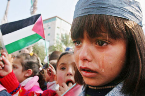 فتاة فلسطينيّة تبكي خلال احتجاج على استشهاد أطفال بهاء بلعوشة في غزّة أمس 