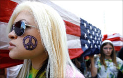 أميركيّة تشارك في احتجاج ضدّ الحرب على العراق في هوليوود في كاليفورنيا أوّل من أمس 