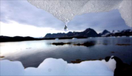 كتلة جليد تذوب في منطقة كولوسوك - غرينلاند قرب القطب الشمالي