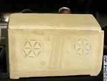 أحد الأكفان الحجرية التي عثر عليها في قبر جماعي جنوب القدس ويعتقد البعض أنه يعود للمسيح