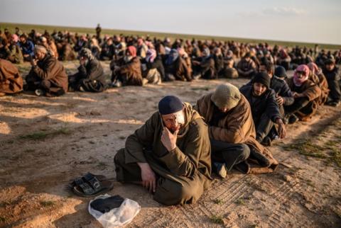  «داعش» الخارجون من منطقة الباغوز شرق سوريا، آخر معاقل التنظيم، بعد معارك مع «قسد» و«التحالف» (أ ف ب )