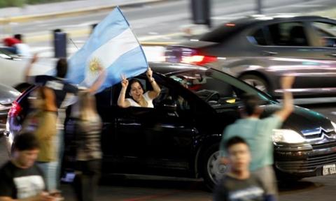  الاحتفالات بفوز فرنانديز في الانتخابات الرئاسية في العاصمة الأرجنتينية (أ.ف.ب)
