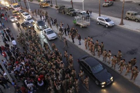  الجيش اللبناني على فتح الطرقات المقطوعة (أ ف ب)
