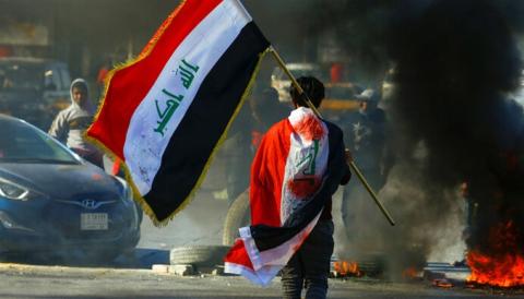  الكر والفر يستمر بين المحتجين وقوات الأمن.. وإصابة 7 عناصر أمنية إثر رمي قنبلة في بغداد
