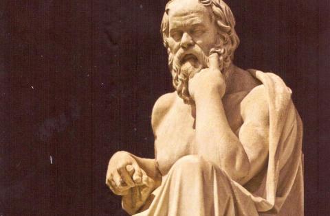  بإعدام سقراط بتهمة إفساد شبيبة أثينا بالمعرفة
