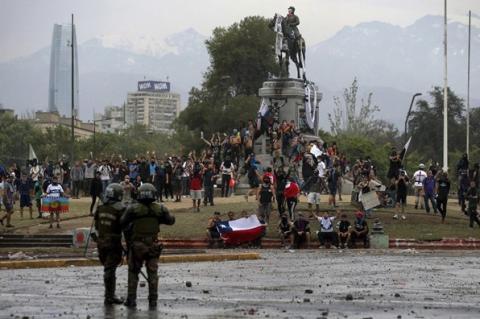  تعمّ تشيلي احتجاجاً على عدم المساواة وسط أنباء عن أعمال نهب