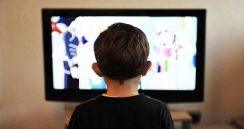  تكشف كيف يؤثر التلفزيون وألعاب الفيديو على أداء الأطفال الدراسي