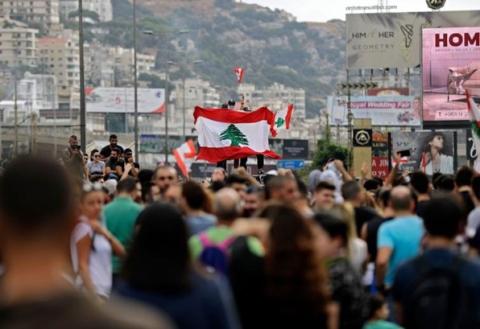  لبنانيون يطالبون برفع السرية المصرفية عن المسؤولين