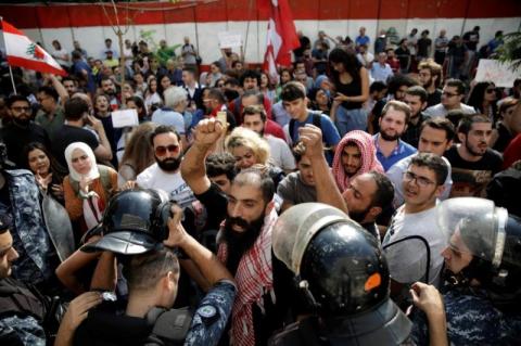  موظفو المصارف والاتصالات ينضمون للاحتجاجات وظهور تلفزيوني للرئيس عون مساء اليوم