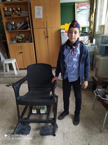  يصنع كرسياً متنقلاً لصديقه من ذوي الإعاقة1