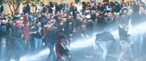  -مواجهات عنيفة بين المتظاهرين .. والرئيس اللبناني يطلب من الجيش استعادة الهدوء