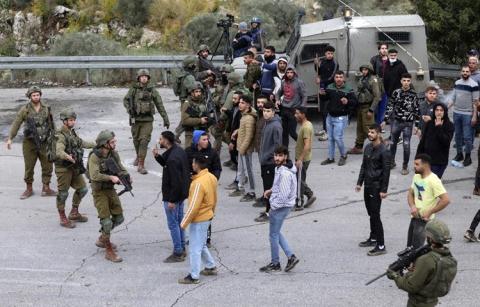 الفلسطينيون يتصدون لإعتداءات الاحتلال في نابلس وجبل صبيح