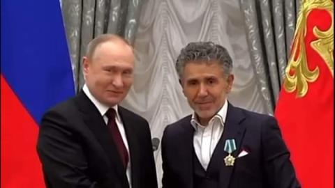 قلده الرئيس "بوتين" وسام الصداقة.