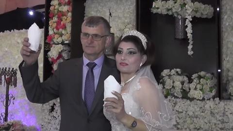  روسي لعائلة سوريّة في اللاذقية يتحول إلى نجم على “السوشال ميديا”