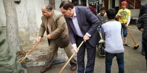  سوري يقوم بتنظيف الشوارع في يبرود