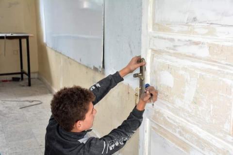  طفل يُصلح باب مدرسة تفتح باب الانتقاد على مسؤولين في اللاذقية