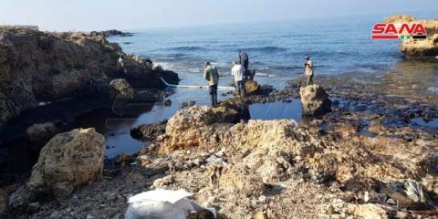  عمليات تنظيف شاطئ جبلة من بقع الفيول المتسربة