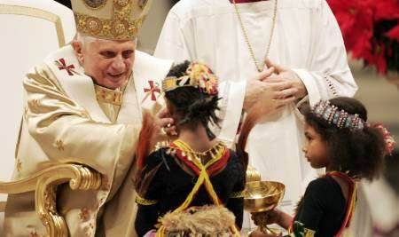 البابا يرحب بأطفال خلال الاحتفال بعيد الميلاد في ميدان القديس بطرس بالفاتيكان يوم الاثنين