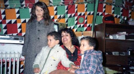   زوجة العقيد صفية مع أبنائها في خيمة بطرابلس في العام1986 