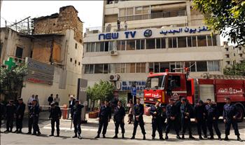 عناصر من فوج الإطفاء ينتظرون أمام مبنى «الجديد»